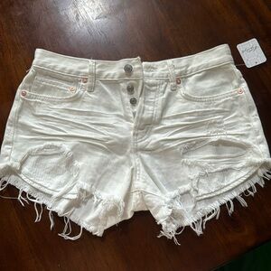 NWT FREE PEOPLE WHITE GOOD LOVING VIBRATIONS DISTRESSED CUT OFF SHORTS SIZE 26